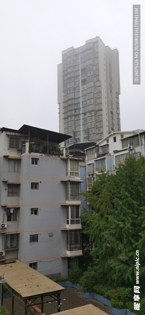 城市大雾天气下新旧建筑对比景观