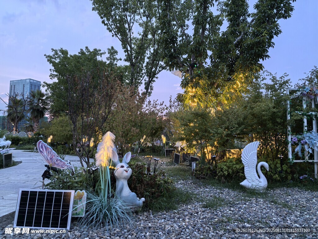 户外景观雕塑与绿植场景