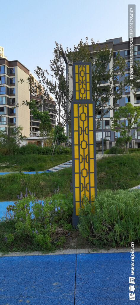 户外黄色灯箱与建筑物
