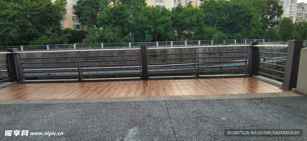 城市河畔观景平台景观