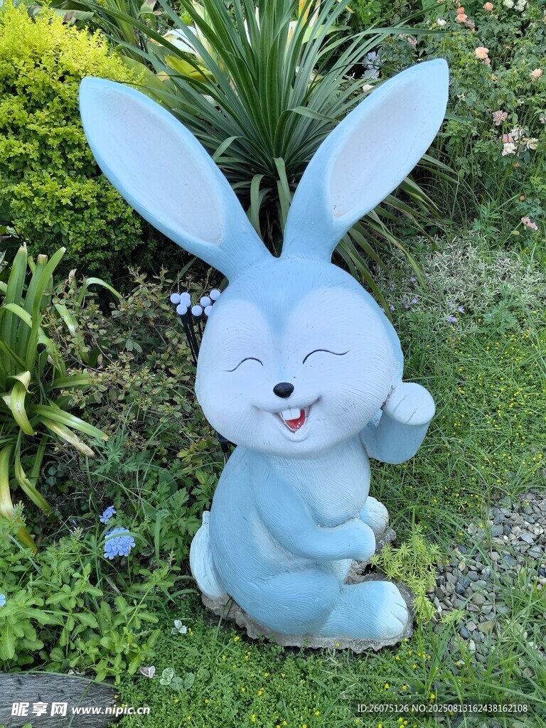 户外蓝色可爱兔子雕塑