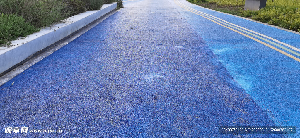 蓝色路面的空旷道路特写