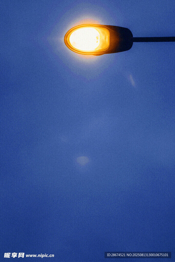 夜空下的明亮路灯