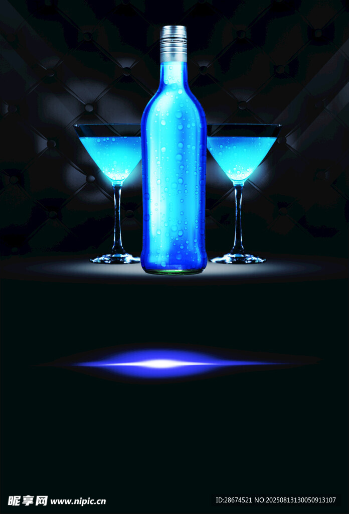 蓝色鸡尾酒与酒瓶酒杯