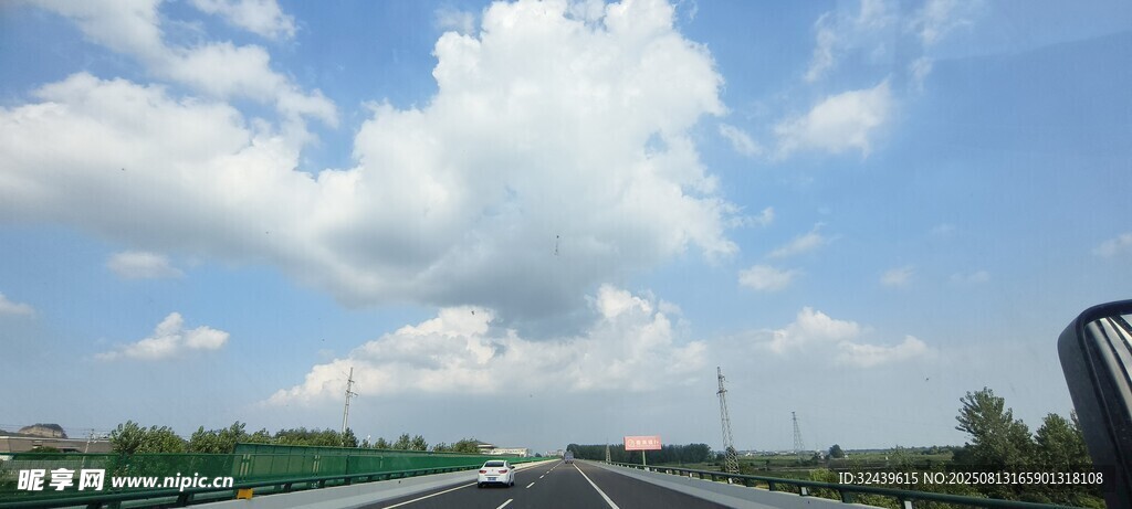 公路上的蓝天白云美景