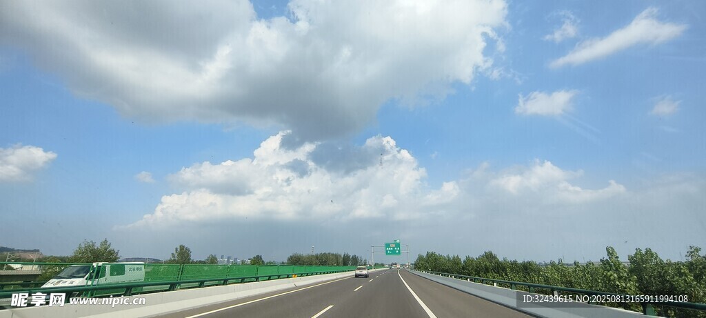 宽阔公路伸向远方