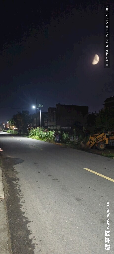 夜晚空旷道路上的明亮路灯