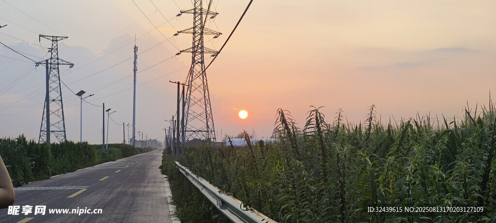 黄昏下的公路与输电线路