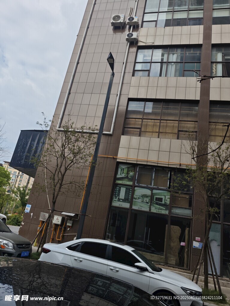 城市中外观现代的居民楼