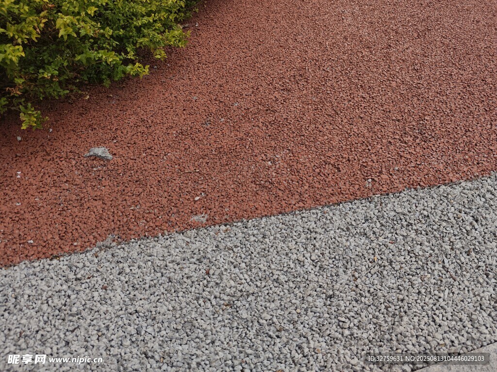 彩色路面与绿植景观