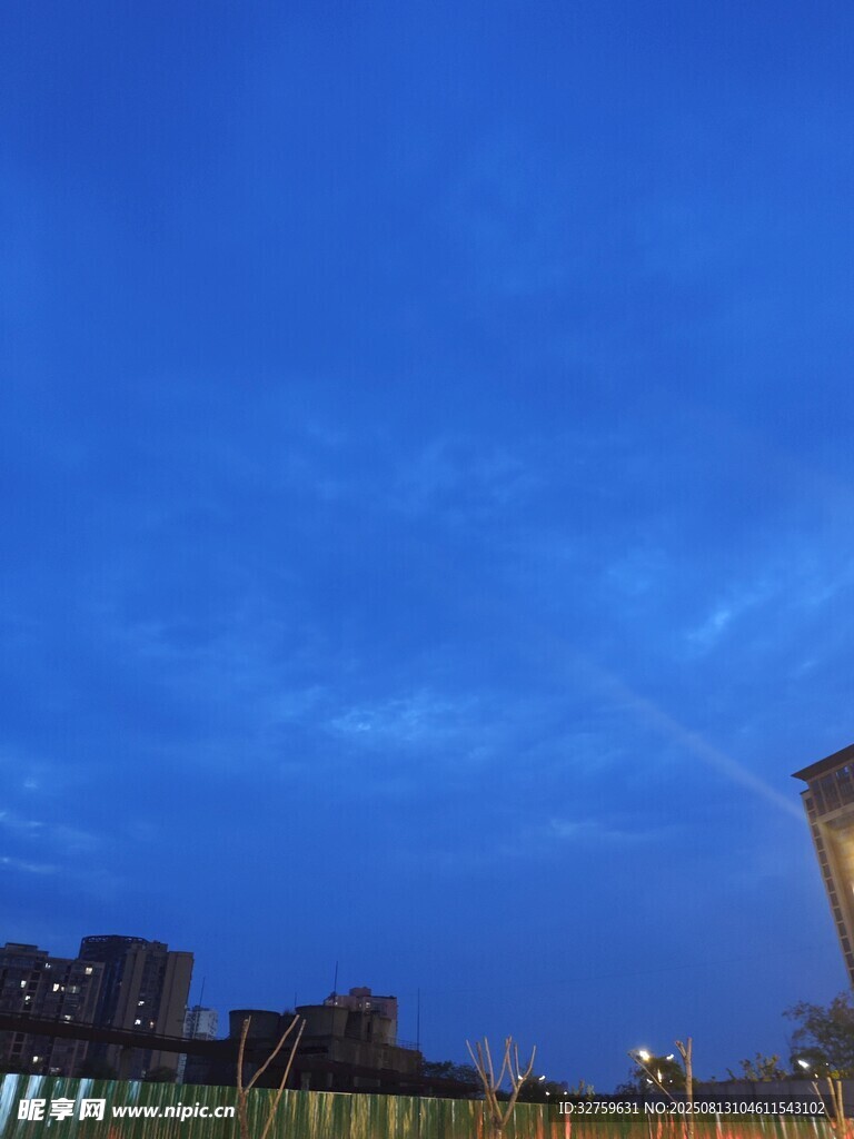城市夜空下的建筑轮廓