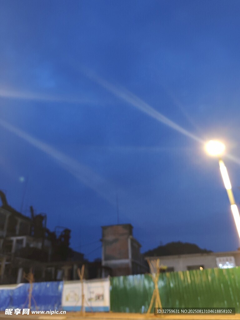 夜幕下的建筑施工场景