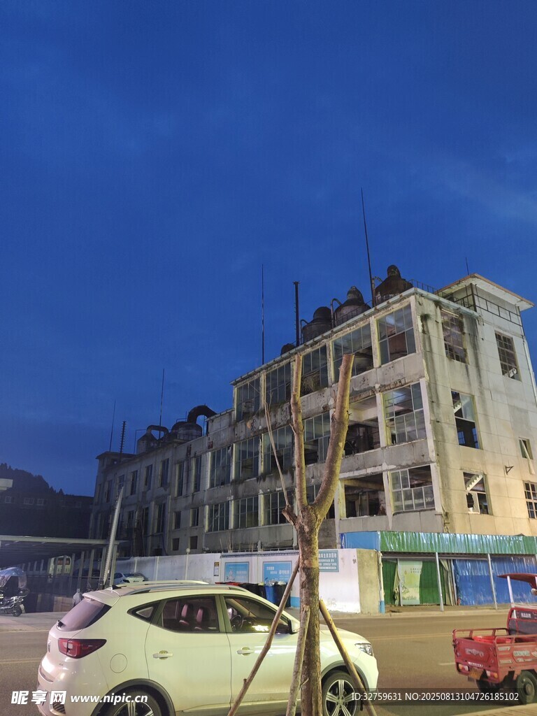 黄昏下的城市街景建筑