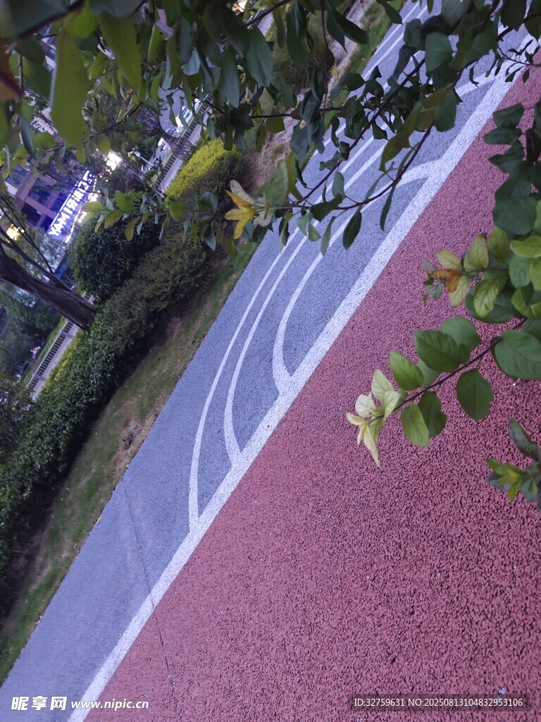 户外彩色塑胶跑道一角