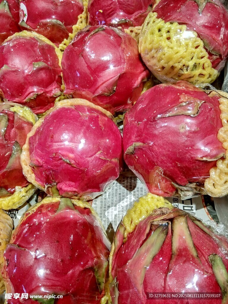新鲜紫皮火龙果堆叠