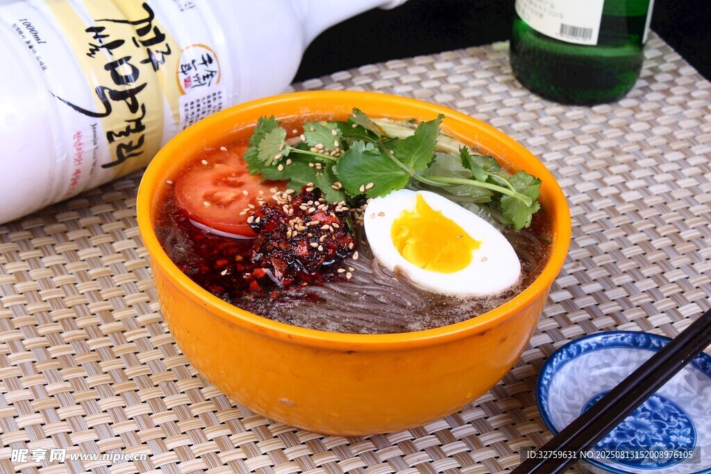 美味日式牛肉温泉蛋盖饭朝鲜冷面