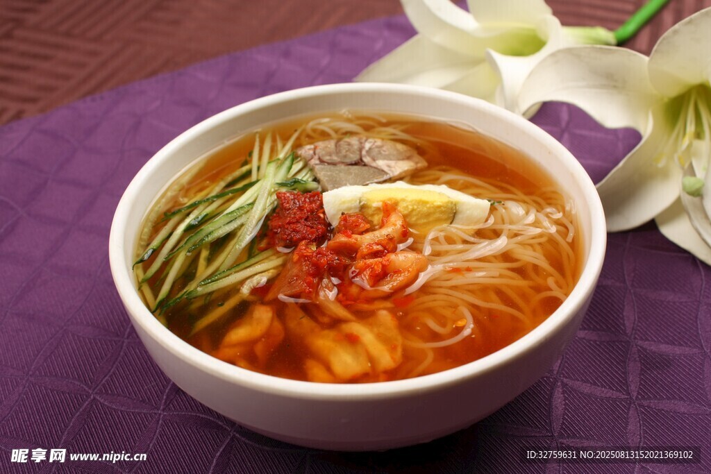 韩式美味泡菜汤朝鲜冷面