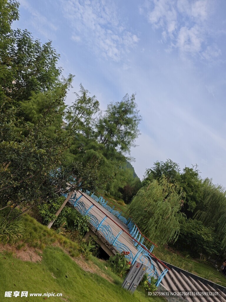 户外太阳能板装置景观