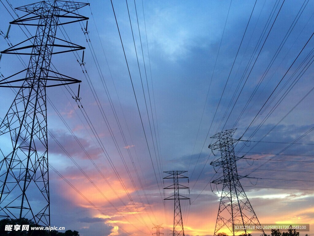 夕阳下的高压输电塔