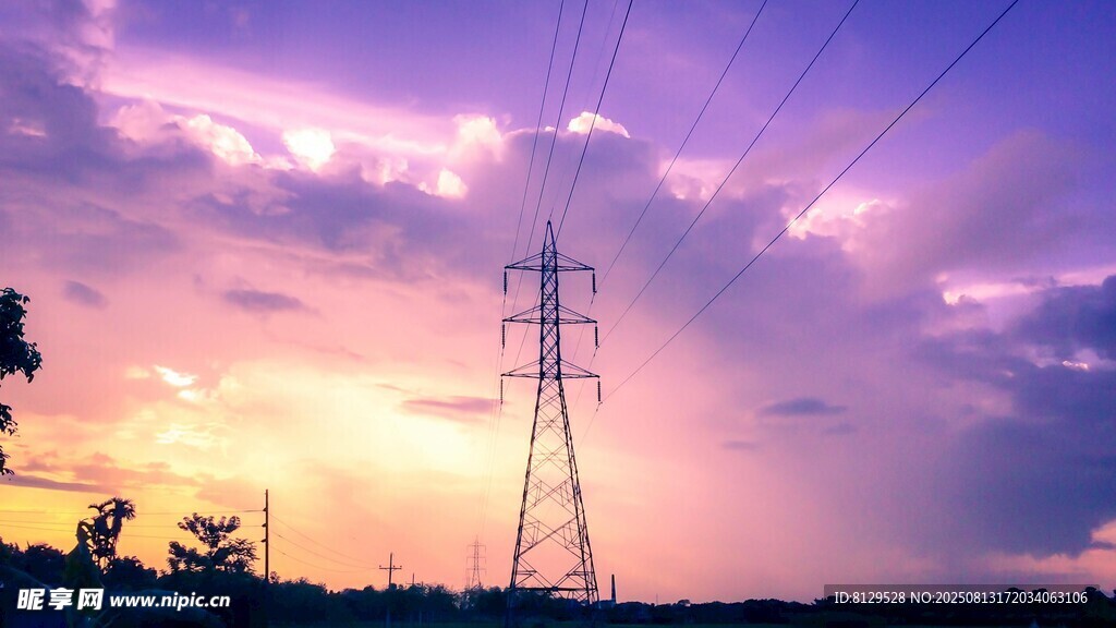 夕阳下的高压输电塔