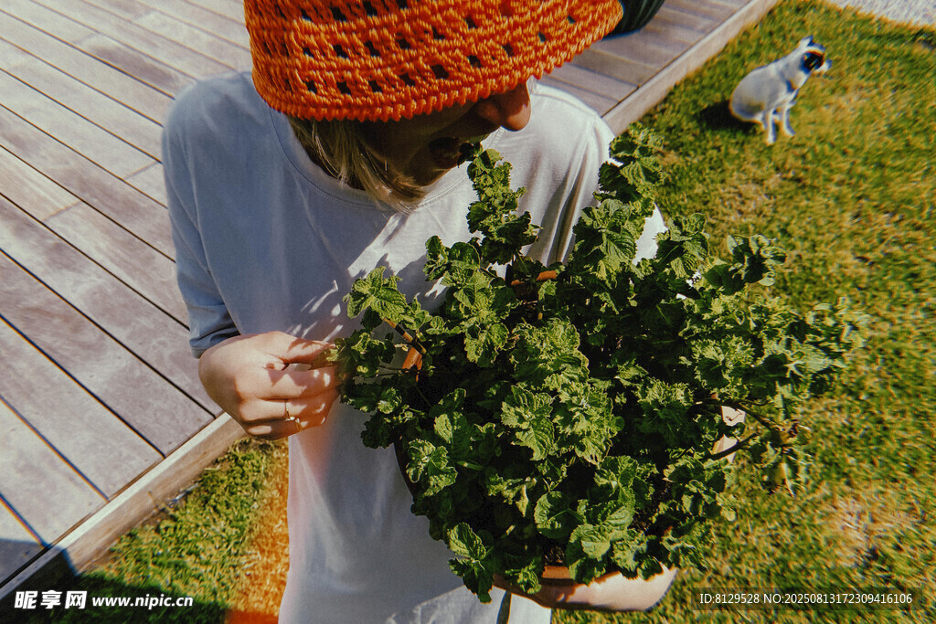 女子手持绿植于户外