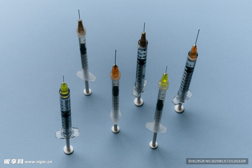 多支注射器整齐排列展示