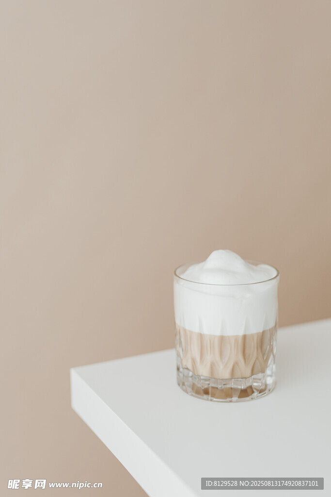 玻璃杯中精致的奶油甜点