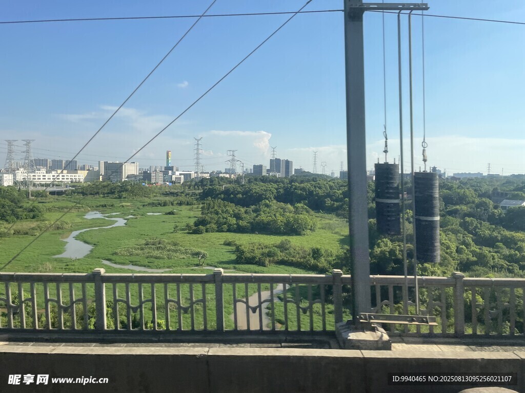 桥上俯瞰绿野与城市景观
