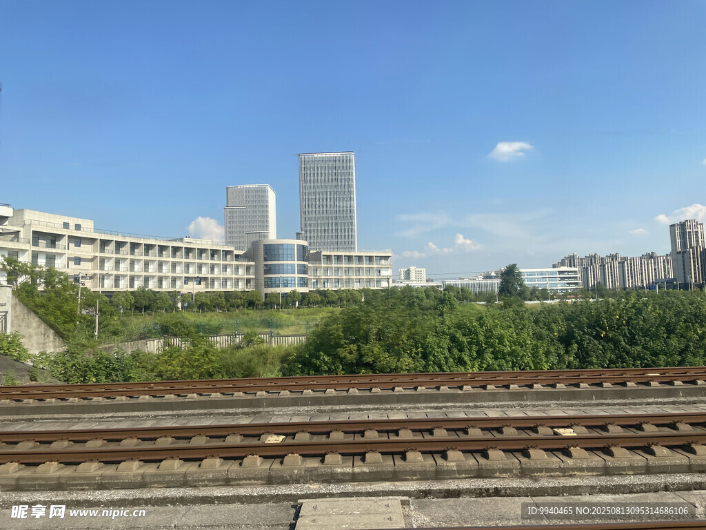 铁轨旁的城市建筑景观