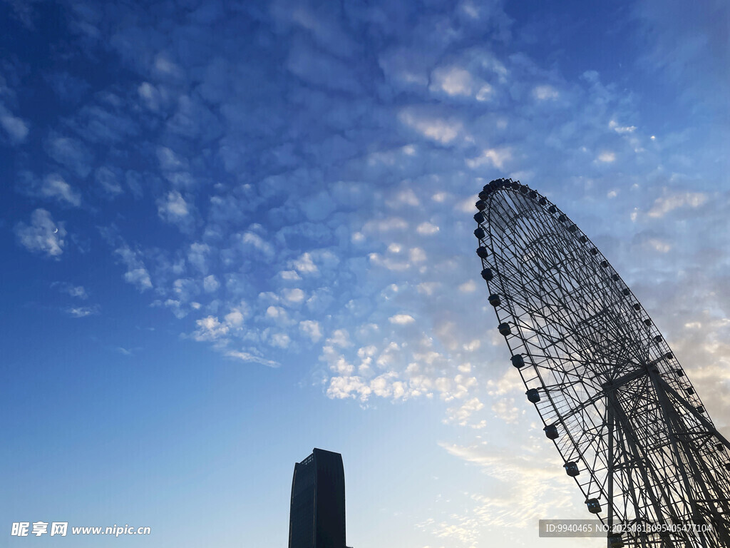 蓝天摩天轮与高楼景观