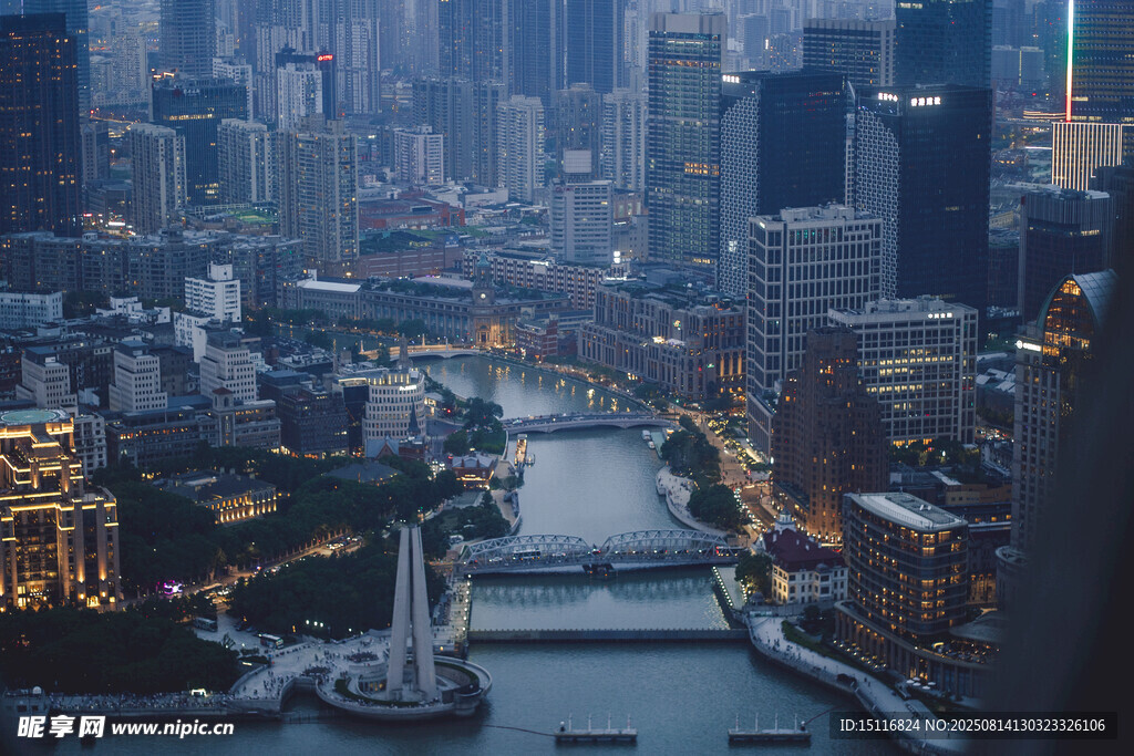 城市河畔夜景俯瞰