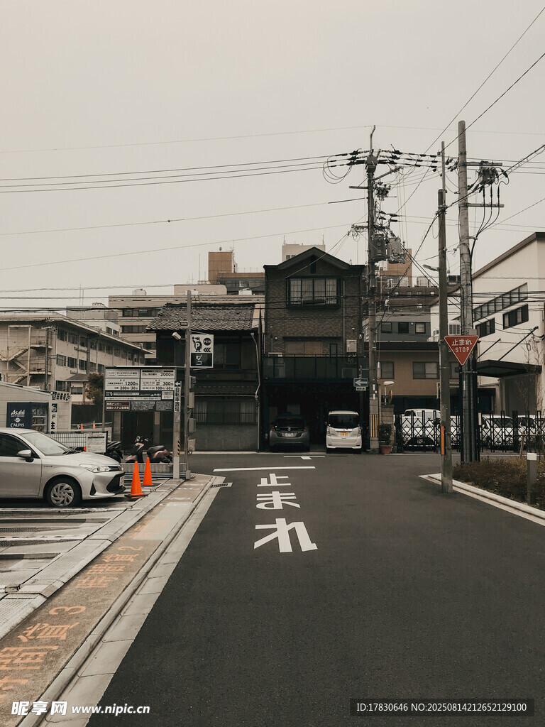 日本街道上的行人通行标识