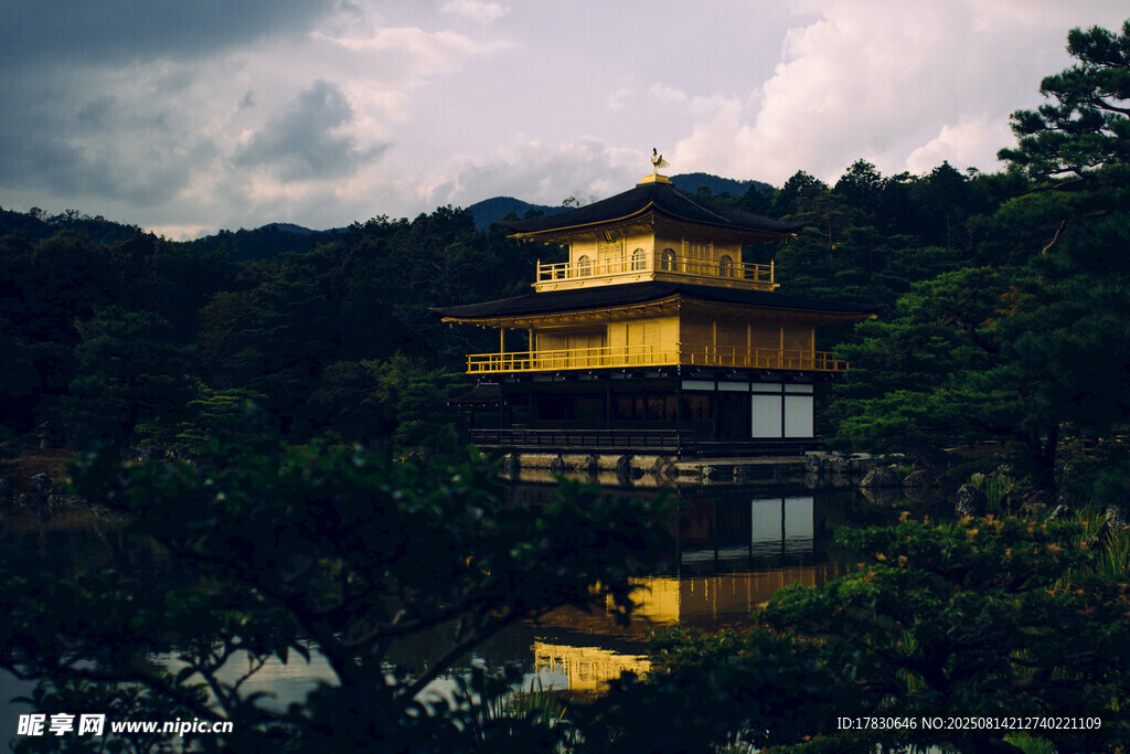 山林中的金色古建筑