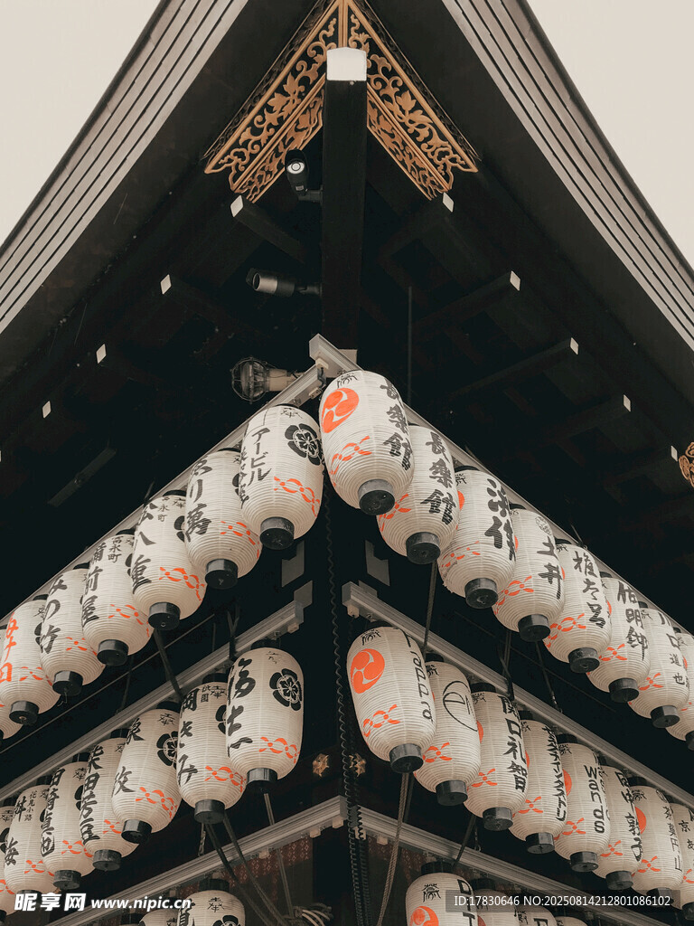日式建筑屋檐下的灯笼