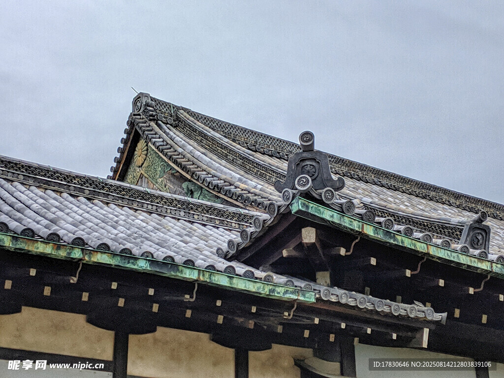 日式古建筑屋顶雪景