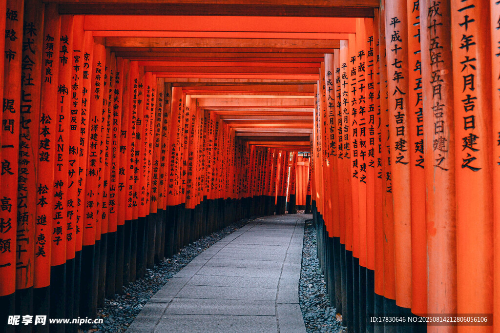 日本千本鸟居红色通道