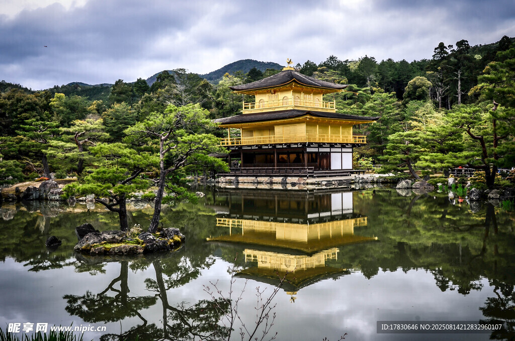 日本金阁寺倒映于湖水间