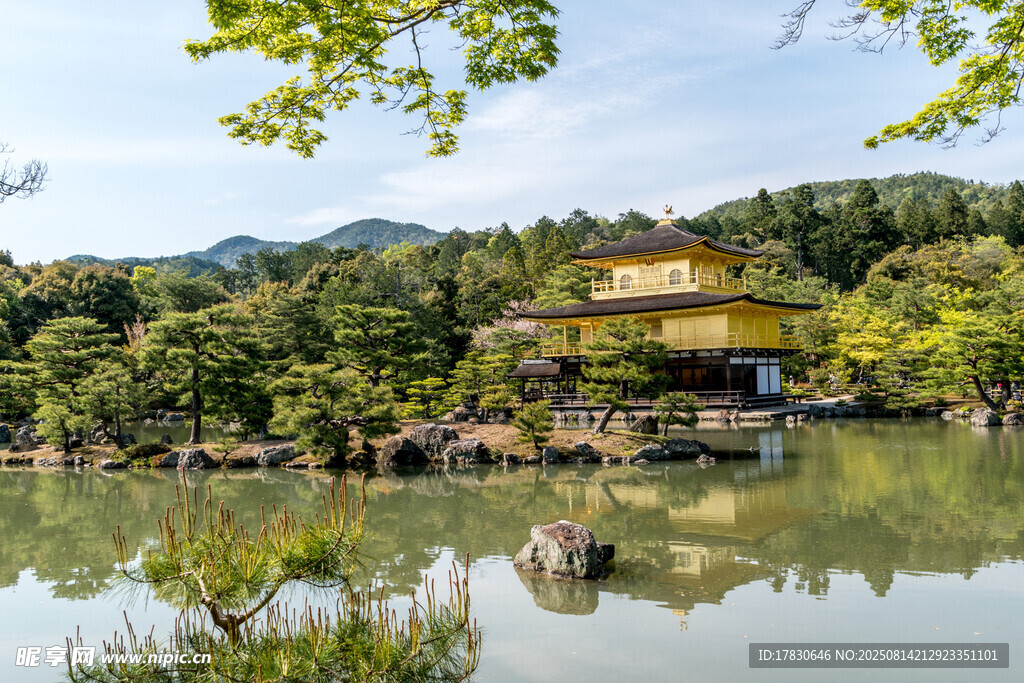 日本金阁寺湖畔美景
