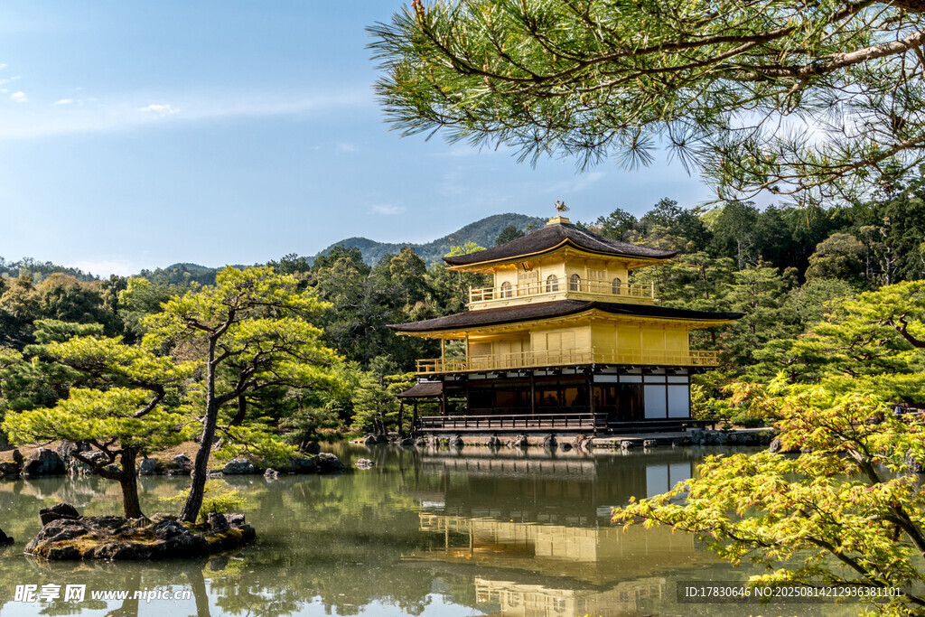 日本金阁寺湖畔美景