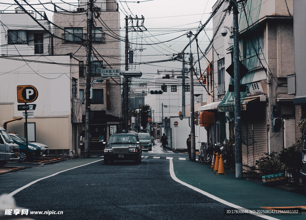 狭窄街道上的城市景象