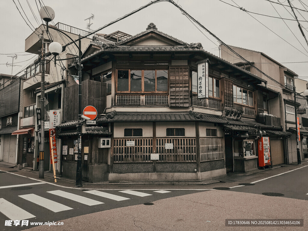 日式街角的传统木质建筑