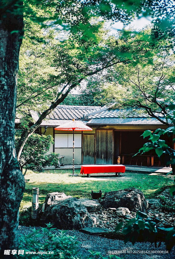 日式庭院中的古朴小屋