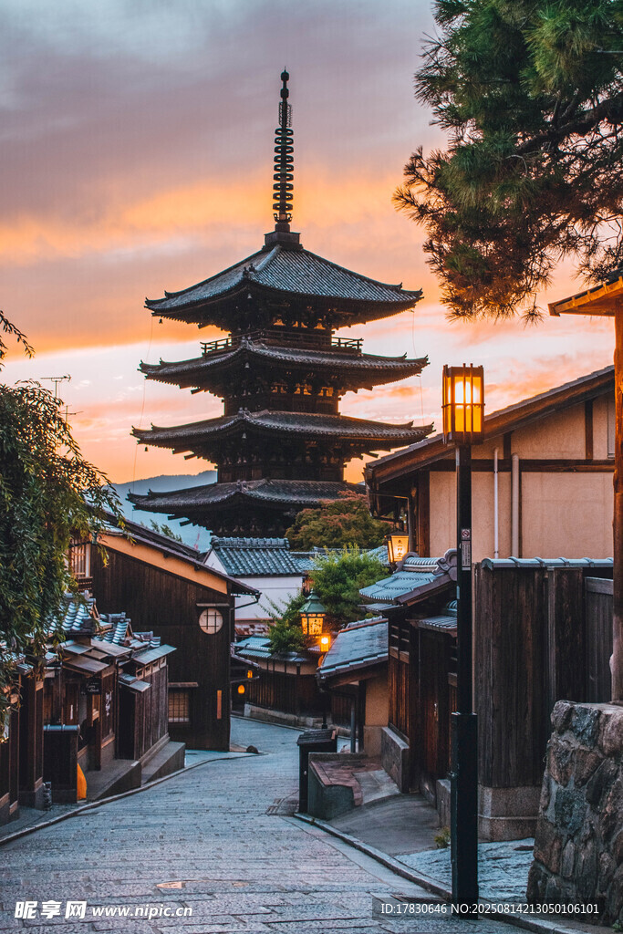 黄昏下的日本传统寺庙建筑