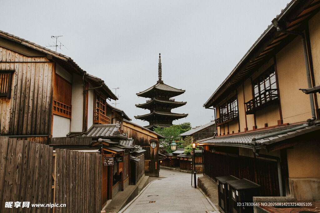 日本传统小巷与古塔景观