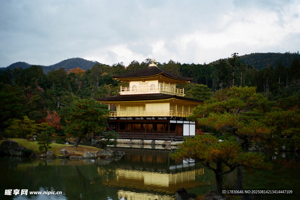 日本金阁寺倒映于湖水