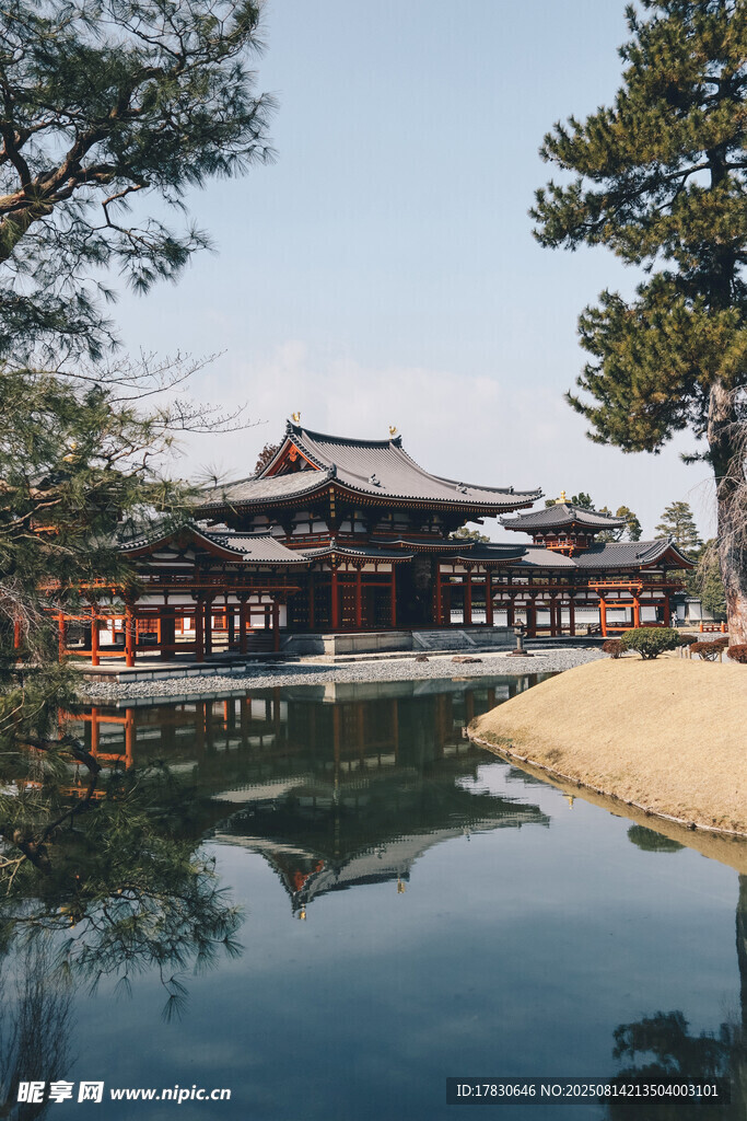 日式古建旁的静谧湖水