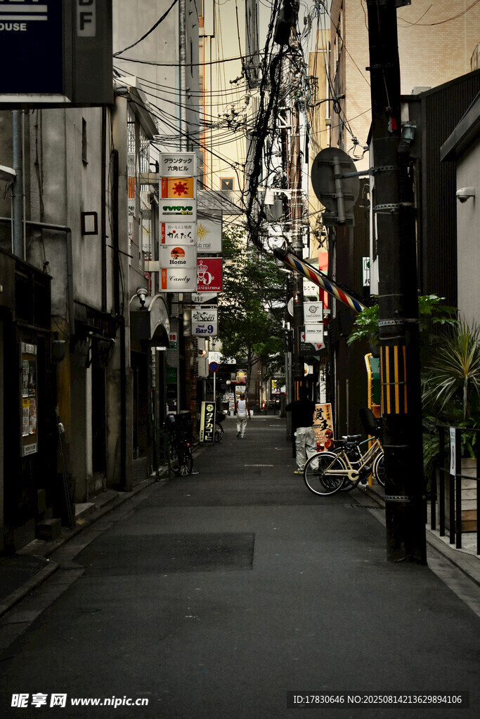 日本街头小巷的静谧景象