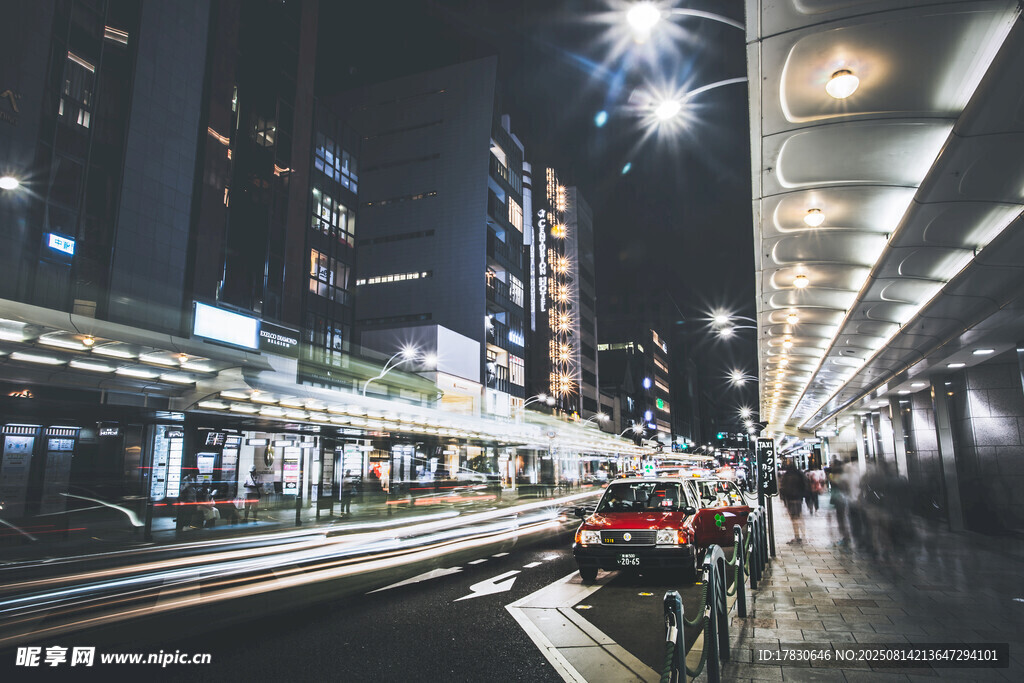 都市夜景下的街道行人