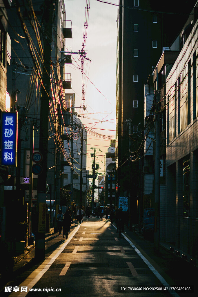 城市窄巷中的光影景象