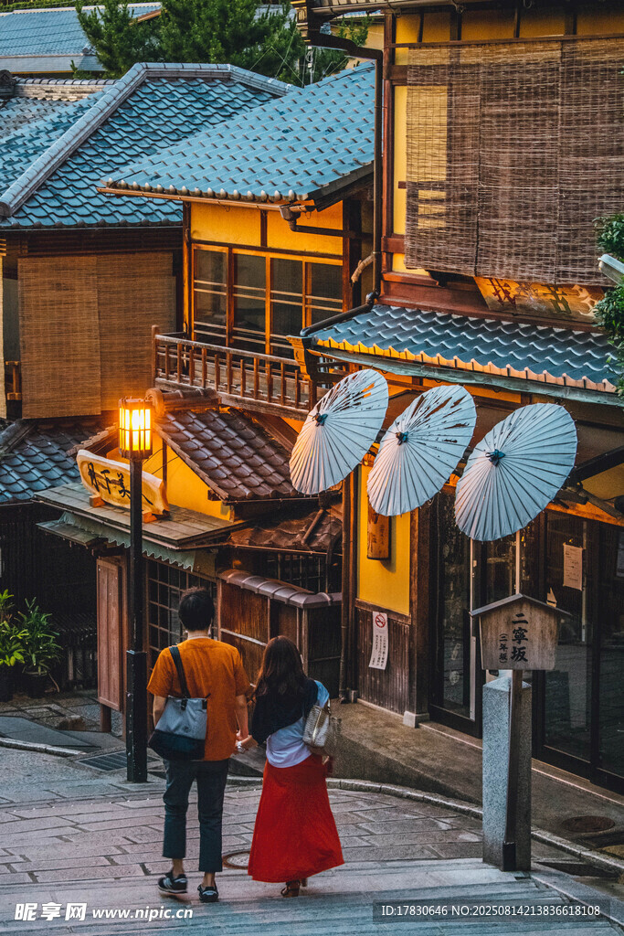 日式街巷中的漫步身影